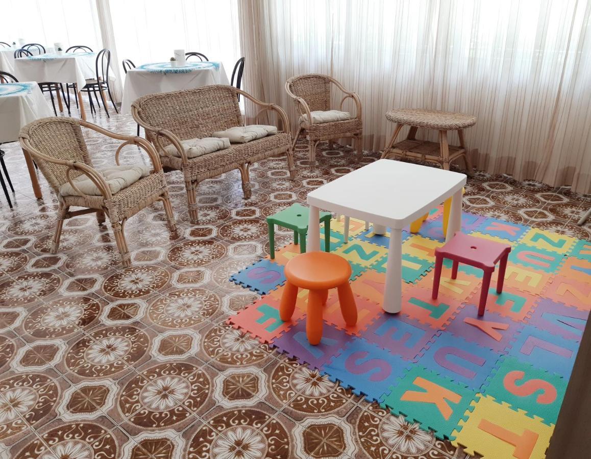 Hotel Mara Римини Екстериор снимка