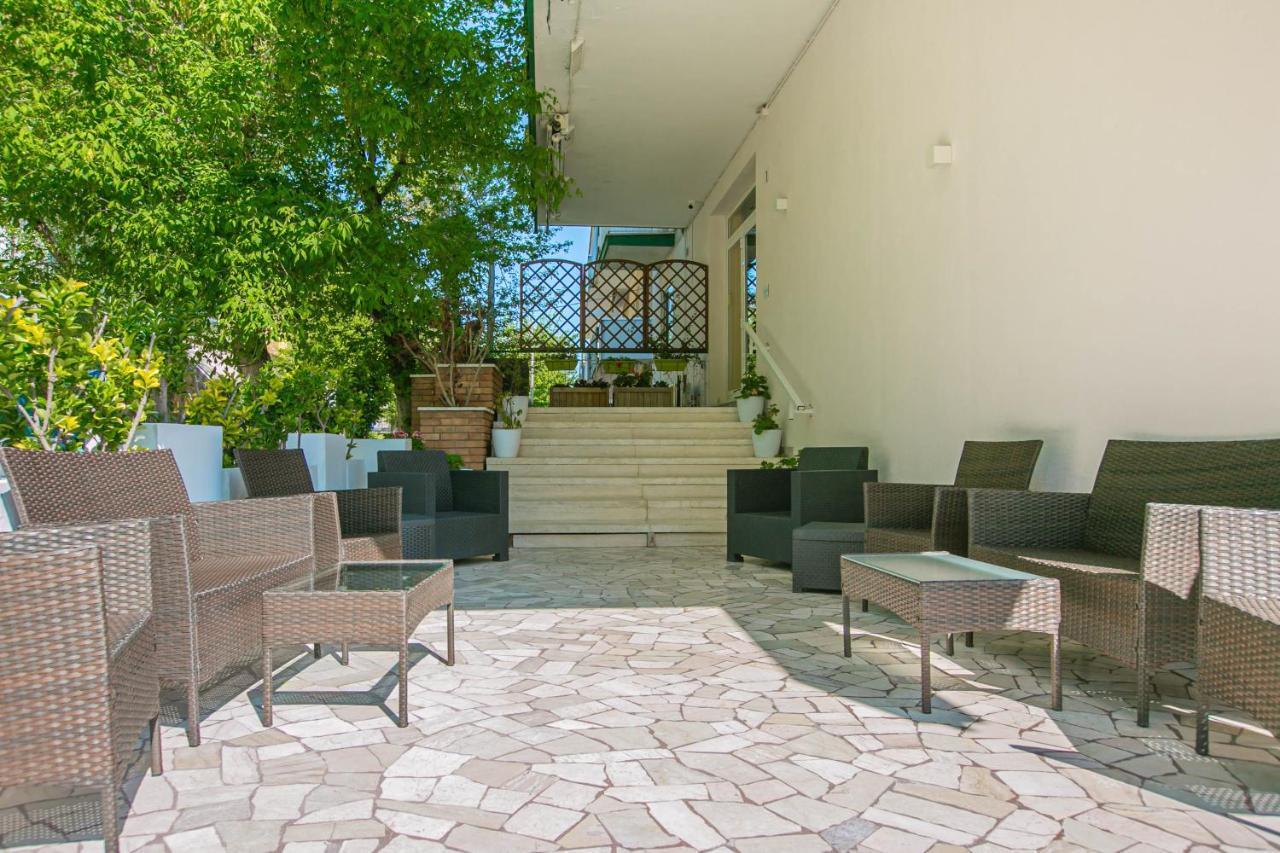 Hotel Mara Римини Екстериор снимка