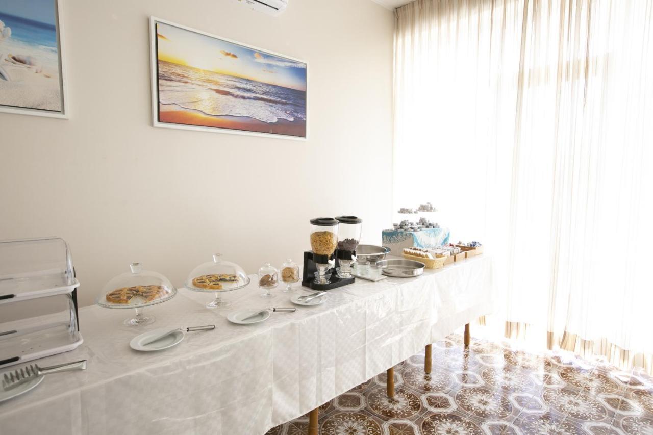 Hotel Mara Римини Екстериор снимка