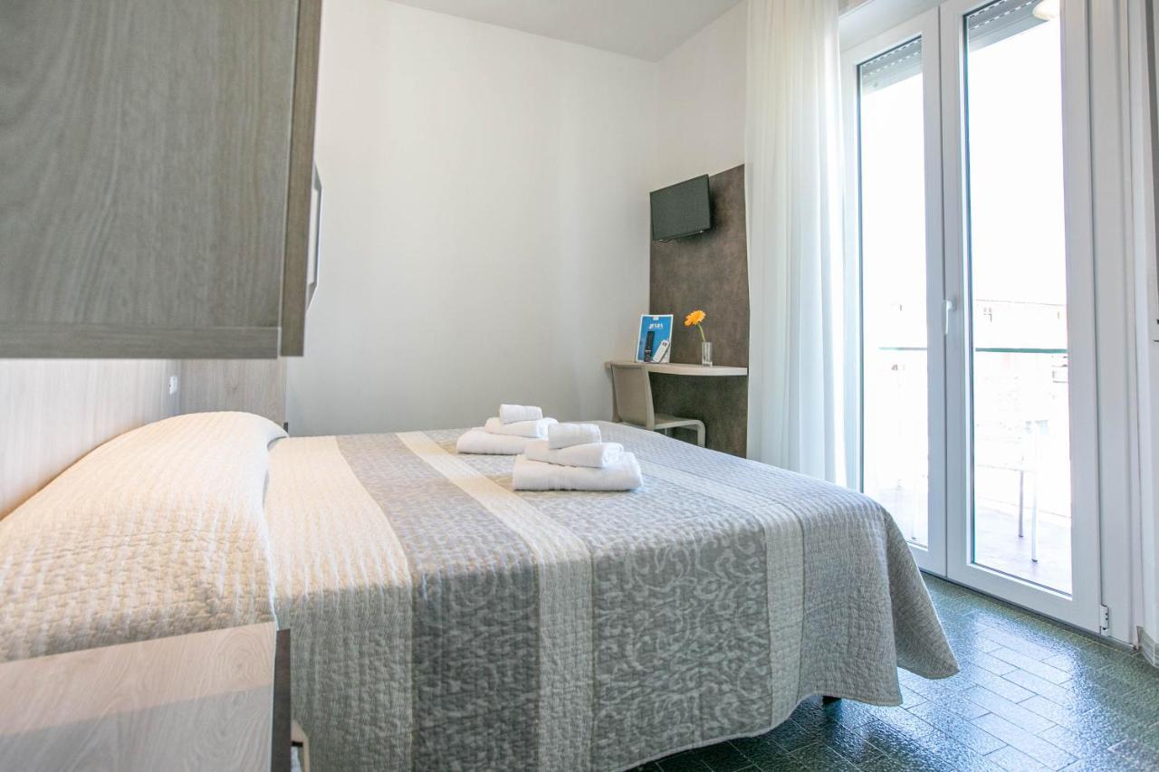 Hotel Mara Римини Екстериор снимка