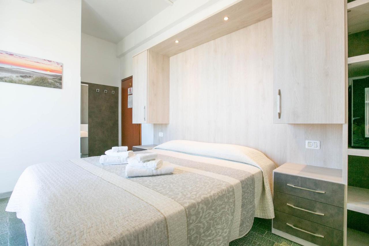 Hotel Mara Римини Екстериор снимка