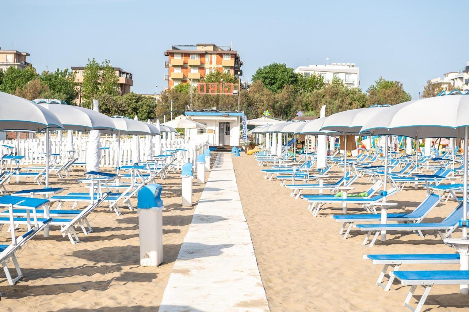 Hotel Mara Римини Екстериор снимка