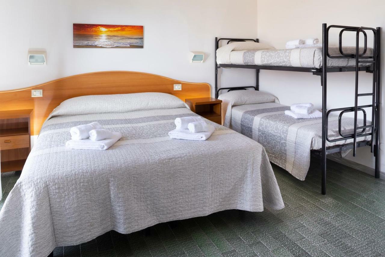 Hotel Mara Римини Екстериор снимка