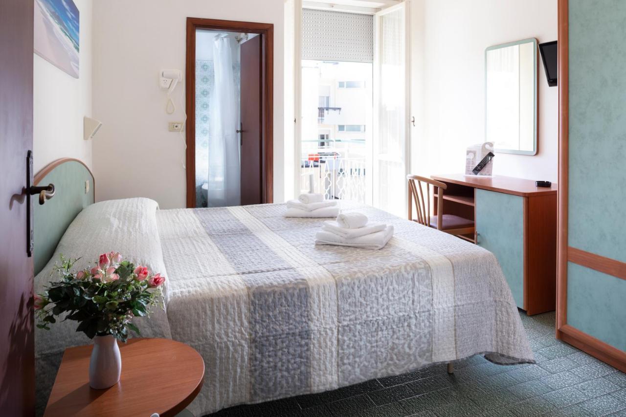 Hotel Mara Римини Екстериор снимка